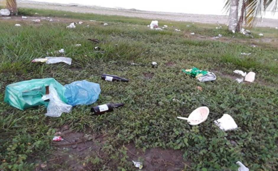Los pobladores de la zona reaccionaron indignados al mirar una gran cantidad de basura en la playa.