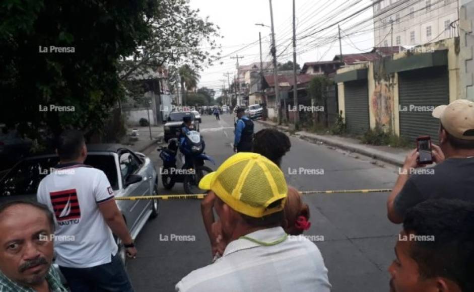 A la escena del triple crimen llegaron elementos de la Policía Nacional y de la Dirección Policial de Investigaciones (DPI).