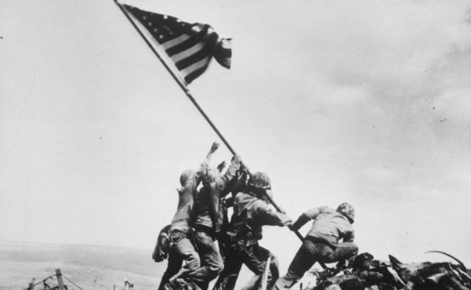 'Soldados levantando la bandera en Iwo Jima', la imagen fue tomada por el fotógrafo Joe Rosenthal, el 23 de febrero de 1945. La foto muestra el preciso momento cuando los marines estadounidenses del 28º Regimiento, 5ª división, izaban la bandera americana sobre la Mt. Suribachi, Iwo Jima, Japón. Esta foto forma parte de las imágenes más influyentes de todos los tiempos de la revista Time.