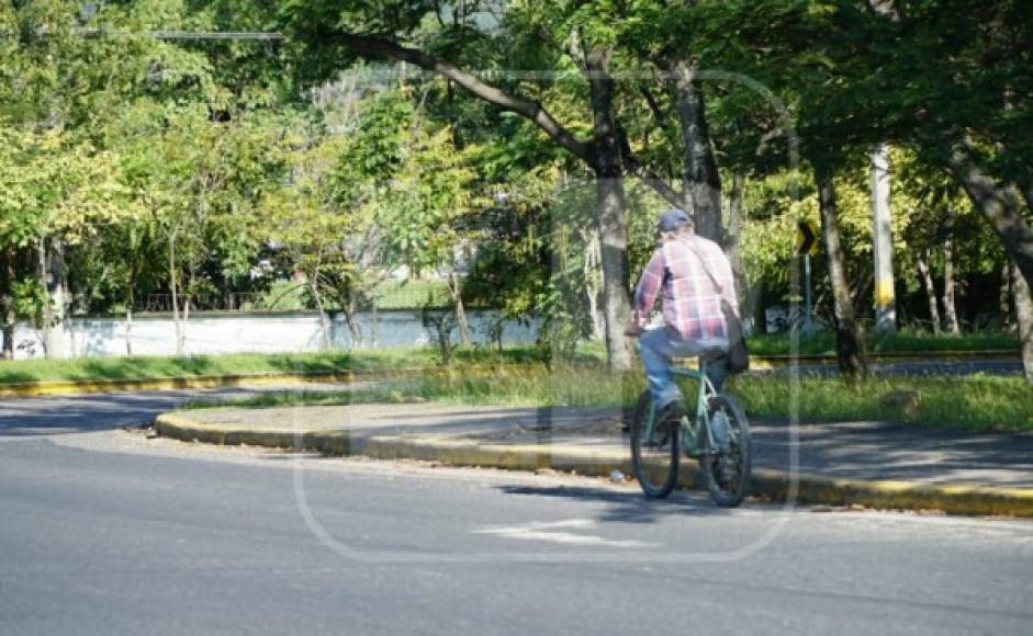 Algunos pobladores se levantaron temprano para realizar algunas compras pendientes pero retornaron pronto a sus hogares. En la imagen, un ciudadano transita por la ciudad en una bicicleta.