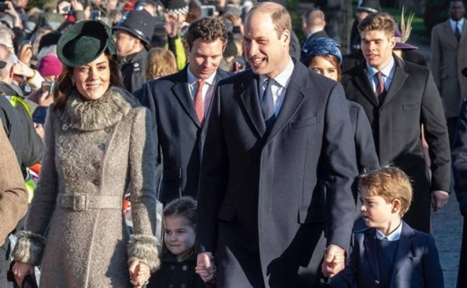 Los duques de Cambridge, Kate y William, asistieron a la tradicional misa de Navidad en Sandringham junto a sus retoños, los príncipes George y Charlotte.<br/><br/>Este año la familia real tuvo grandes ausencias en las fiestas, entre estos los duques de Sussex, Meghan y Harry junto a su hijo Archie.