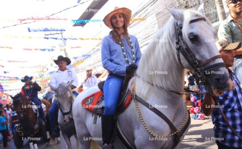 Usando botas y sombrero, las ceibeñas maravillaron en la Feria Isidra este día. Foto: Melvin Cubas.