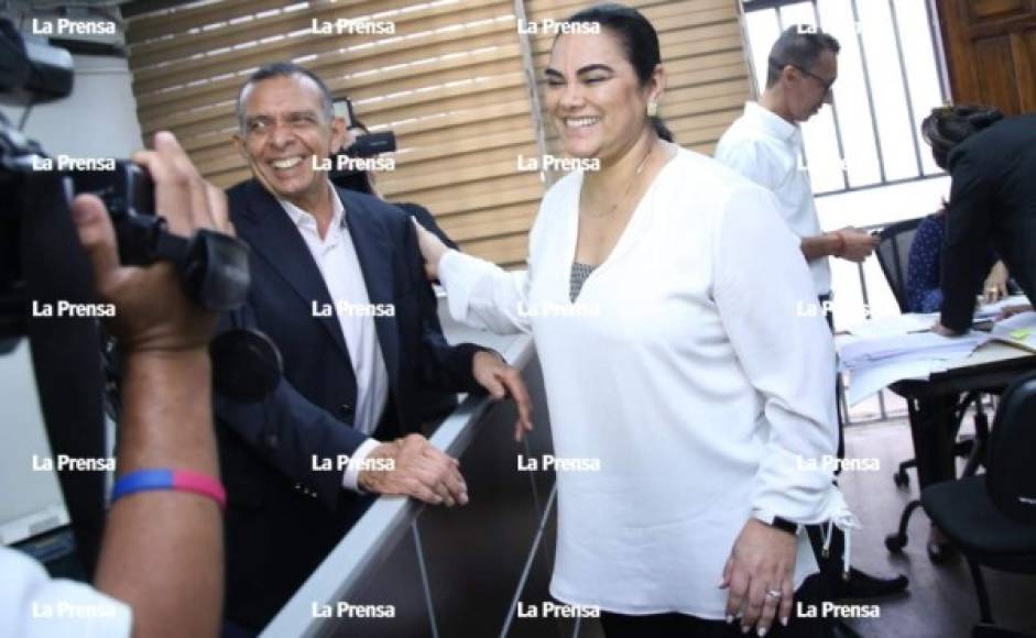 El expresidente Porfirio Lobo Sosa acompañó a su esposa, Rosa Elena de Lobo, en la reanudación del juicio en su contra.