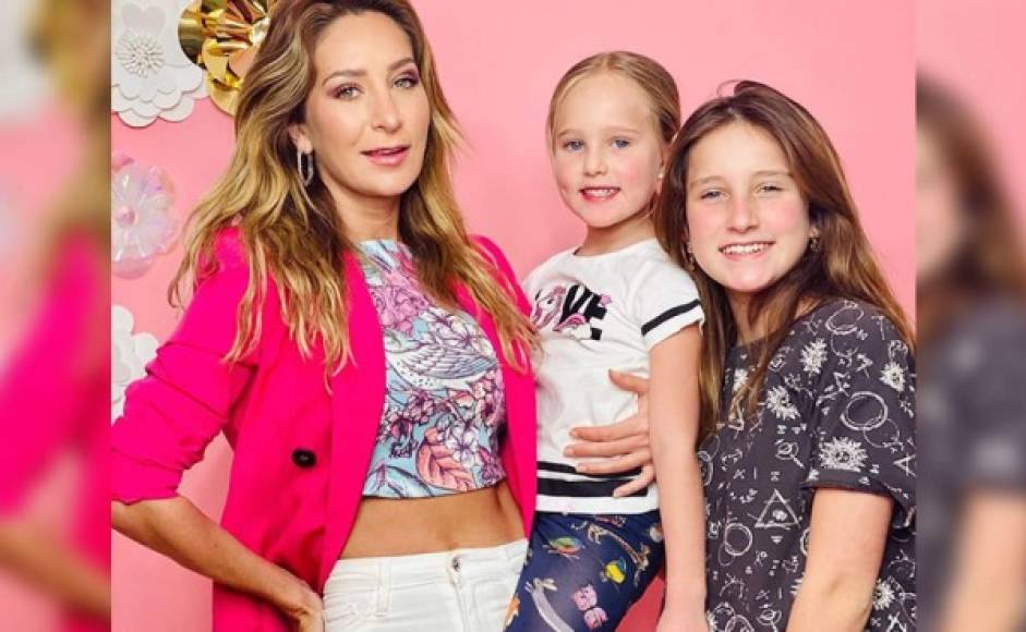 Las hijas en común de Geraldine Bazán y Gabriel Soto cumplen años con días de diferencia, por lo que la actriz mexicana decidió hacer una gran fiesta para ambas. Sin embargo, el padre de las pequeñas, con quien se supone que ya limó asperezas, fue el gran ausente.