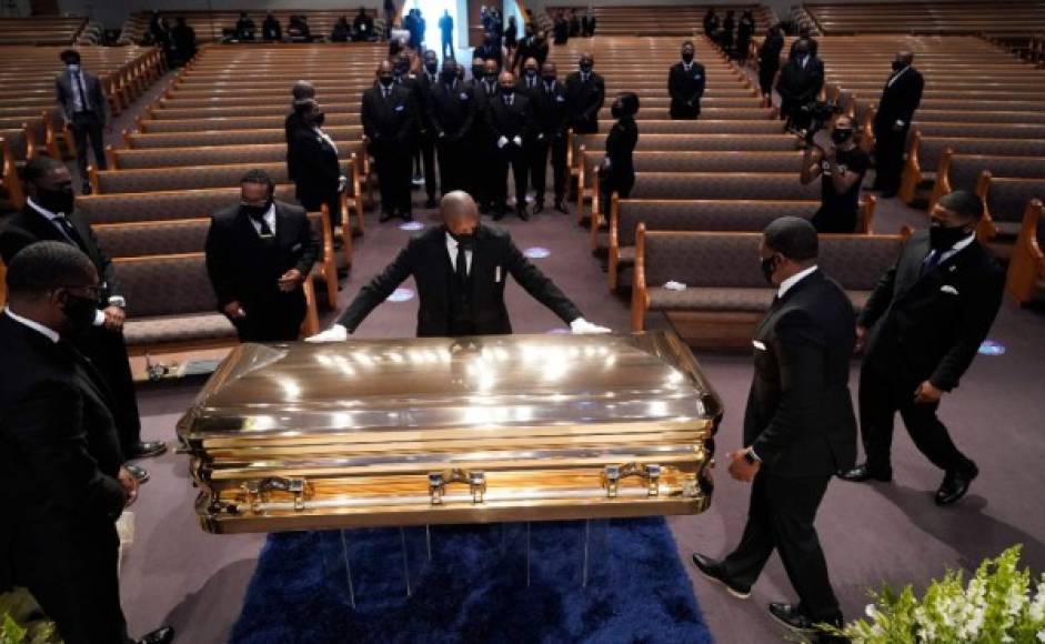 El funeral para despedir a George Floyd comenzó este martes en Houston.