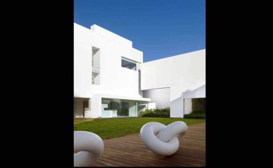 El arquitecto Aragonés confirmó que diseñó la casa del Presidente en una entrevista que dio al periodista Alberto Tavira, en el programa Los despachos del poder, de TV Azteca. El programa se transmitió el 26 de octubre de 2013.