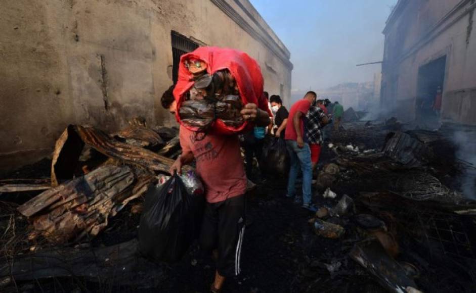 Los locatarios madrugaron a rescatar algunos de los productos que no se quemaron en el siniestro.