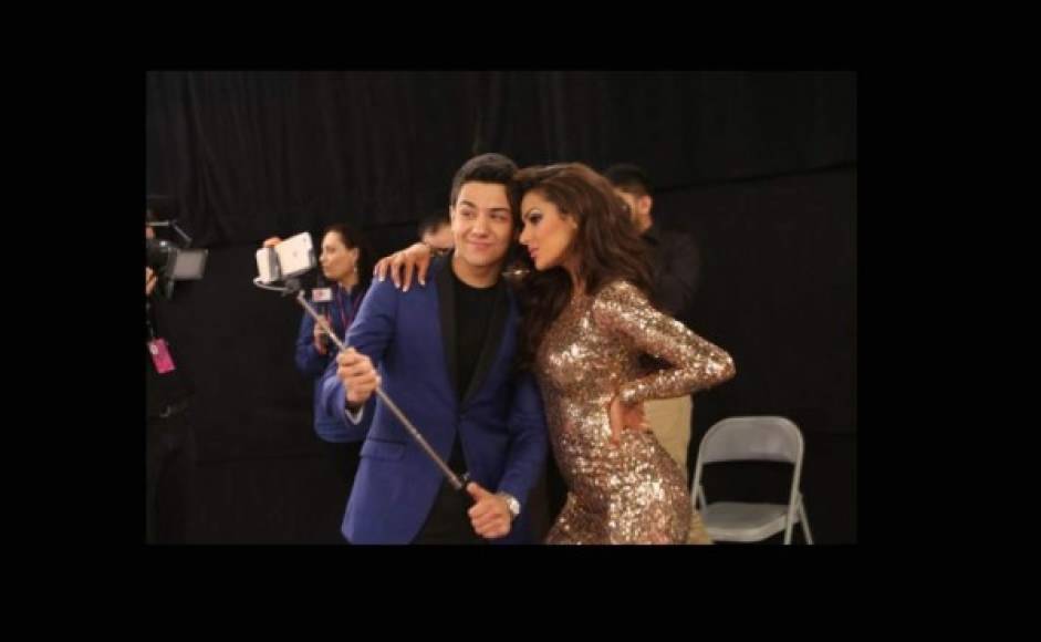 Nathalia Casco se hace un selfie con Luis Coronel.