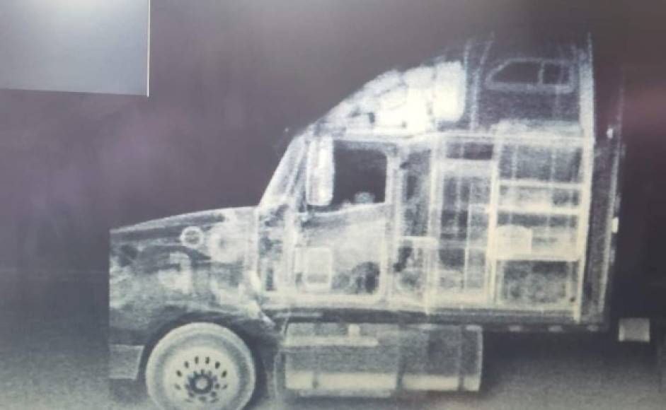 La droga estaba oculta en compartimentos falsos en el interior del vehículo y fue descubierta tras 'un proceso especializado de escaneo e inspección' del camión, indicó la Policía hondureña.