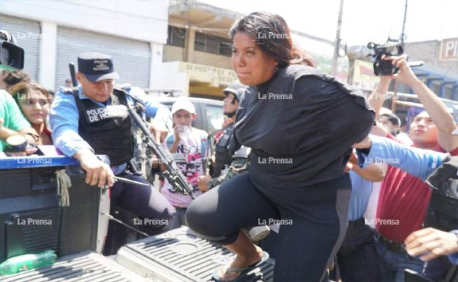 Esta mañana fue detenida una mujer señalada de supuestamente saquear una tienda en la 7 calle del barrio Medina en San Pedro Sula.