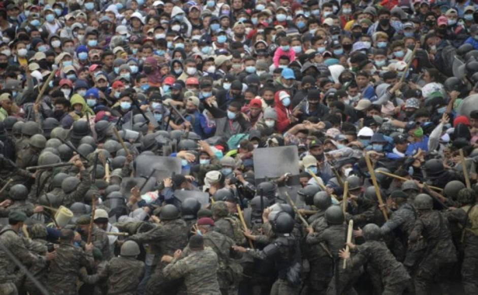El enfrentamiento se registró entre contingentes policiales y militares cuando cercaron el paso de la caravana migrante. Foto AFP
