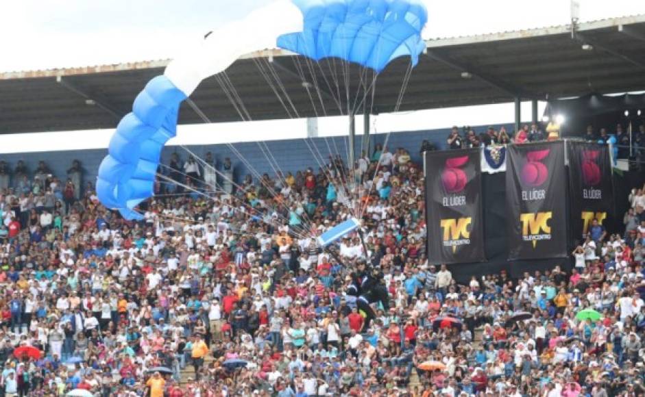 Los paracaidistas fueron aplaudidos por las autoridades hondureñas presentes en el estadio.