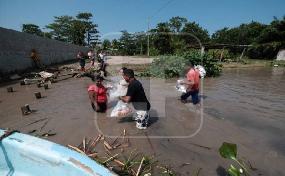 Los pescadores llevaron una importante donación de alimentos para apoyar a todos los afectados.