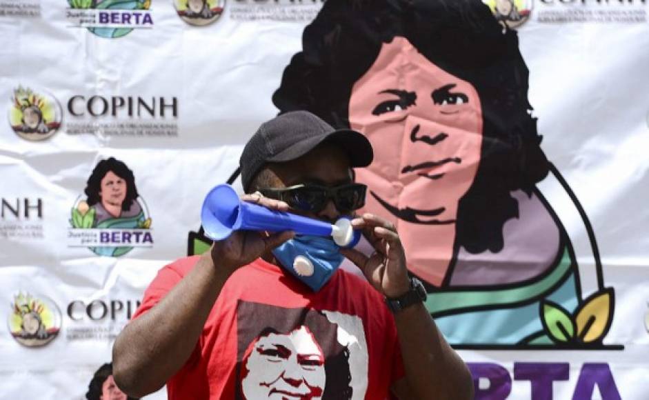 Un hombre celebra luego de que David Castillo fuera declarado culpable del asesinato de la líder ambientalista e indígena hondureña Berta Cáceres (en camiseta y cartel). Foto AFP
