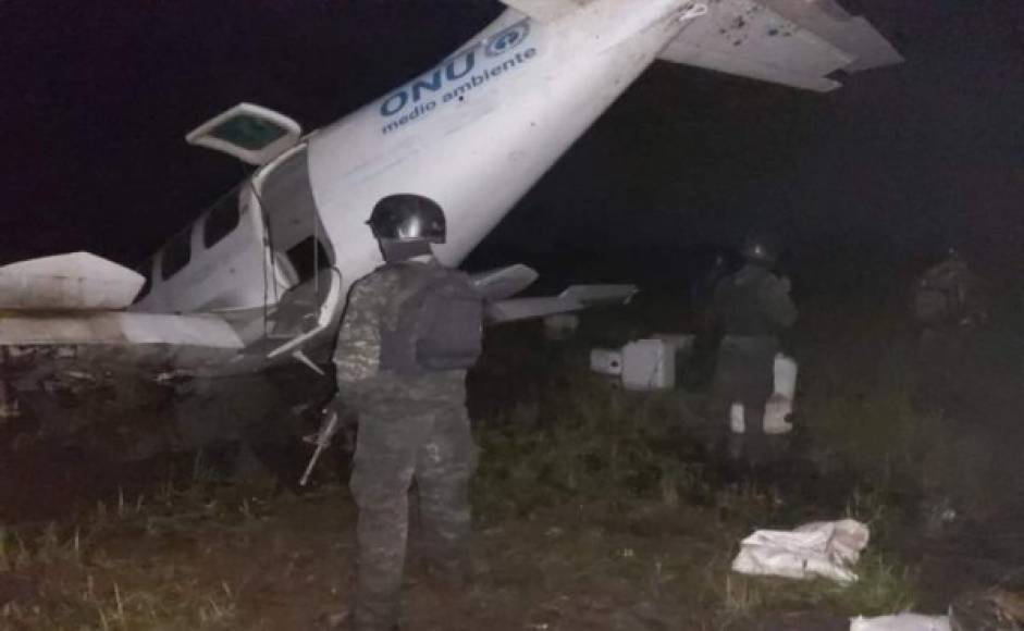 Al ingresar a la avioneta, los uniformados encontraron varios fardos conteniendo supuesta droga.