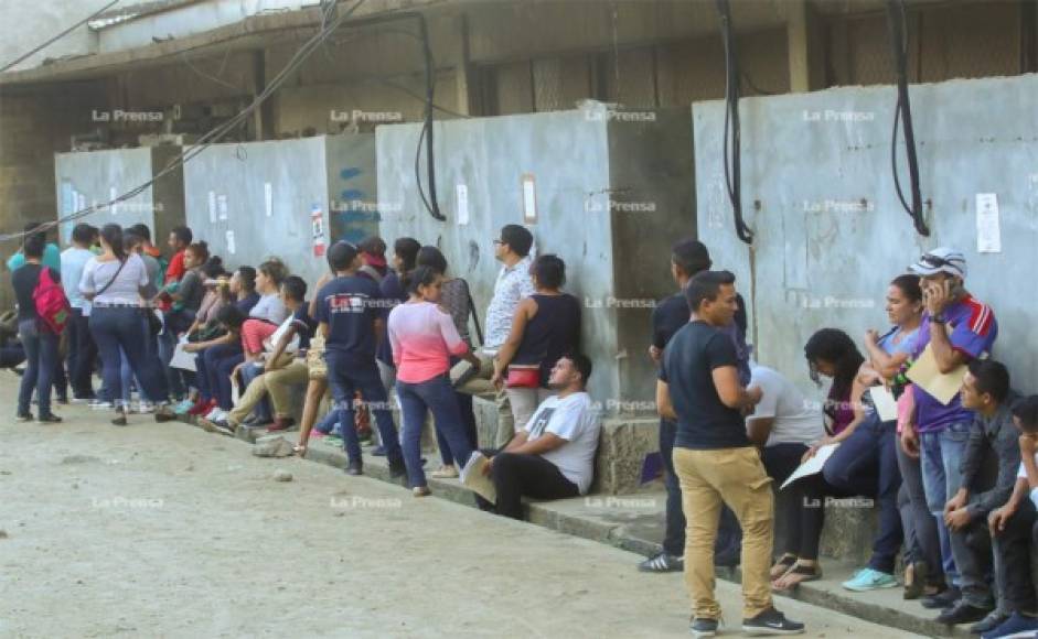 Son al menos 11 horas las que esperan la mayoría de los hondureños que llegan a solicitar los antecedentes.