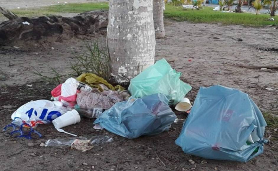 En las orillas de la playa se pudo observar bastantes bolsas llenas de desechos de comida y bedida.