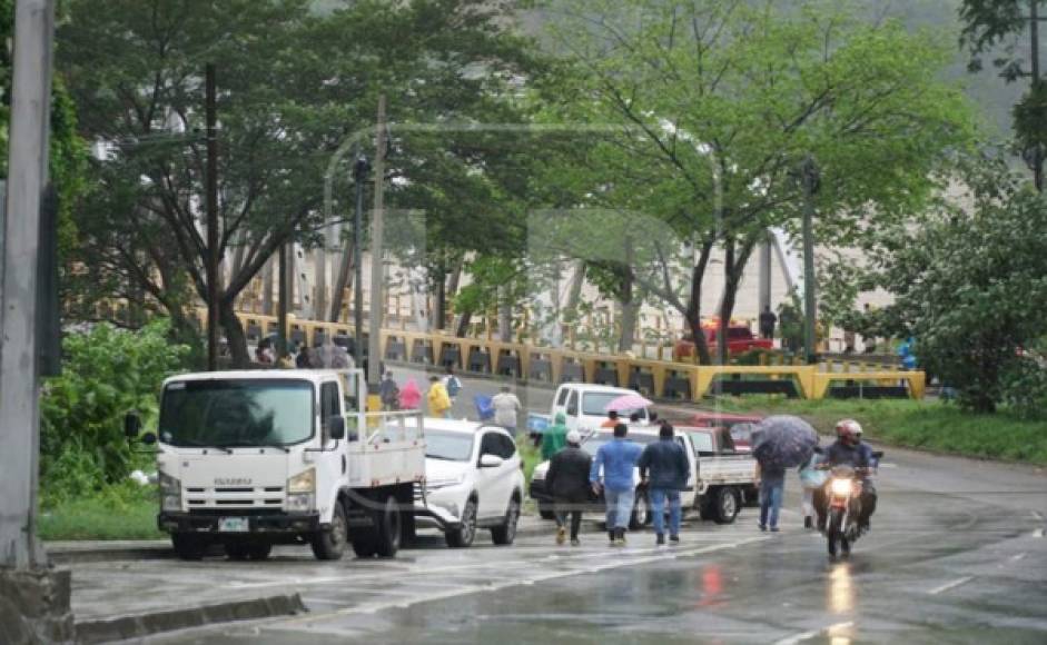 Varios pobladores se acercaron al puente para observar el nivel de las aguas del Chamelecón. Foto José Cantarero<br/>