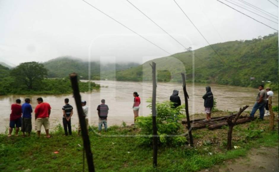 Muchos de los pobladores se vieron obligados a sacar el agua de sus casas por temor a inundaciones. Foto José Cantarero