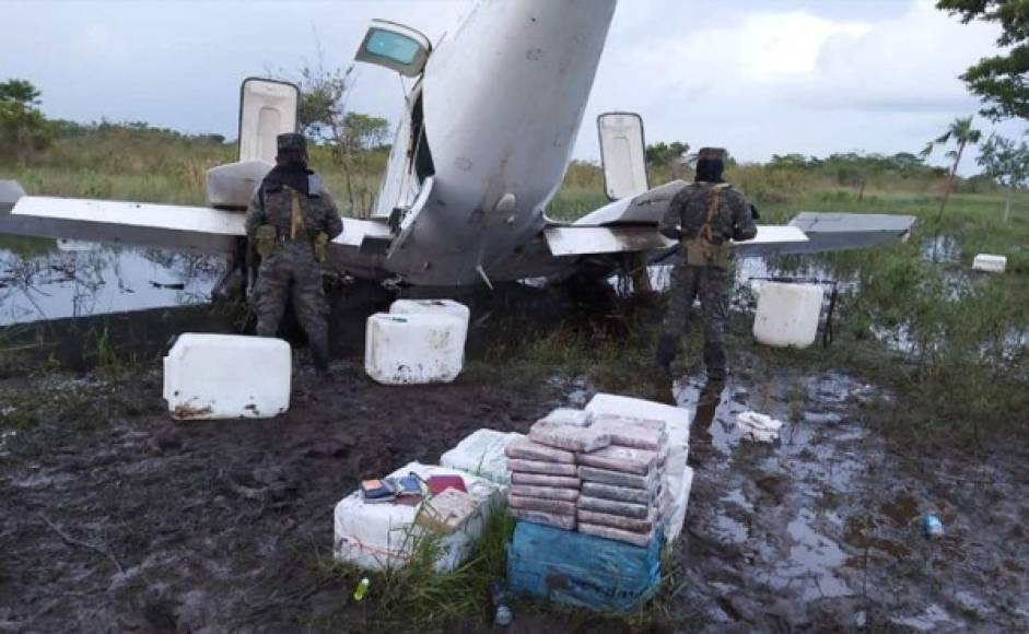 Cerca de la avioneta también quedaron fardos dispersos, los cuales fueron recuperados por las autoridades.