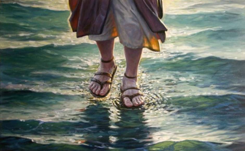 UN HOMBRE LOGRA CAMINAR SOBRE EL MAR: Cuando Jesús estaba en alta mar caminando puso a prueba la fe de su discipulo llamado Pedro. Le dijo que caminara en el mar y por varios segundos lo logró. Luego su miedo lo traicionó y comenzó a hundirse, dice la Biblia en Mateo 14. 22-33.