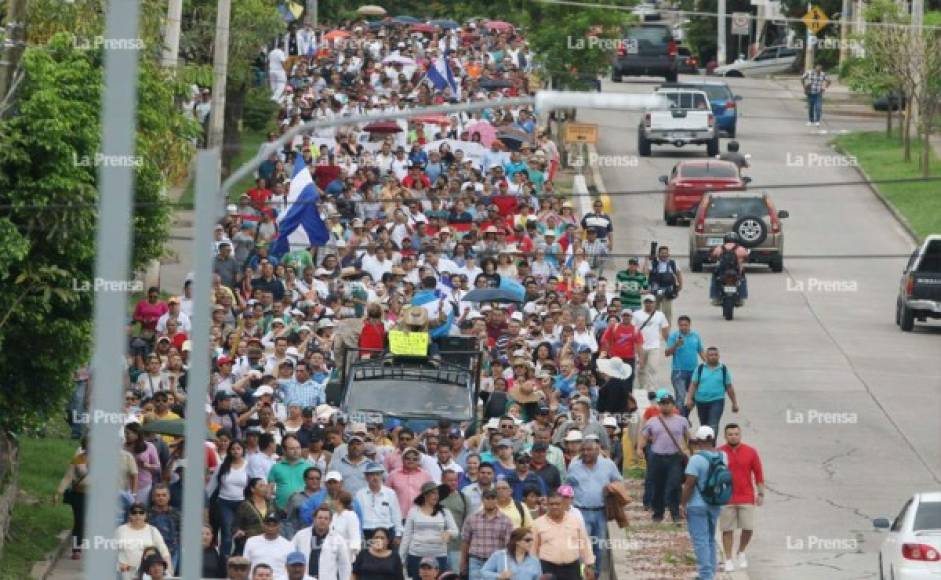 Masiva protesta de catedráticos y galenos en los principales puntos de Tegucigalpa, capital de Honduras.