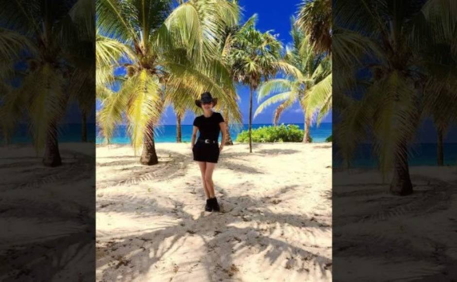 La actriz británica Catherine Zeta Jones ha quedado encantada con el paraíso de Roatán, Honduras. La estrella compartió esta mañana una nueva imagen de su aventura por la isla hondureña.