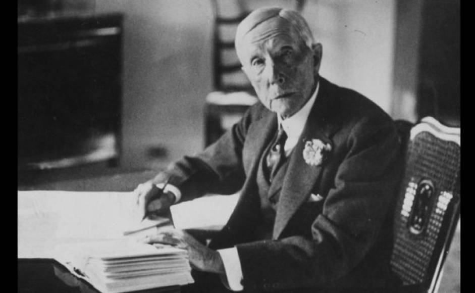 7. John D. Rockefeller. La fortuna del fundador y presidente de la Standard Oil equivaldría en nuestro tiempo a 341.000 millones de dólares. La compañía controlaba la producción petrolera de EUA hasta el punto de casi monopolizarla.