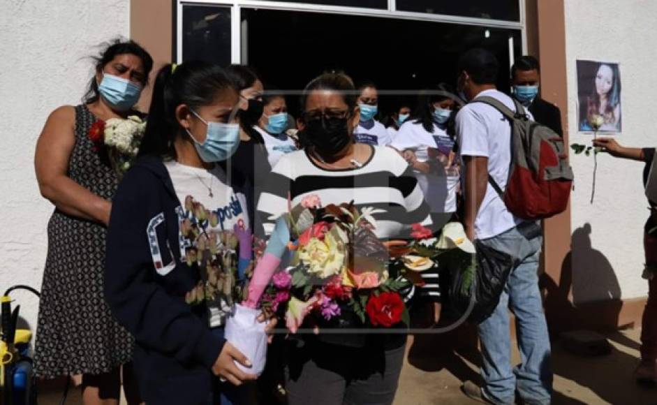 Allegados a la familia de Keyla con arreglos florales previo a dirigirse al cementerio municipal.