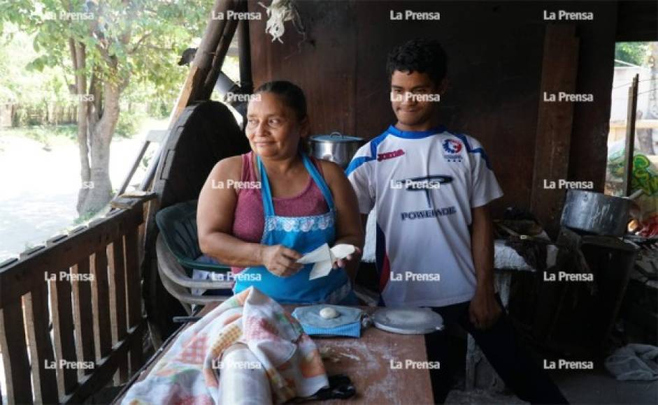 Lo que obtienen de la venta de tortillas es el único ingreso de esta humilde familia.