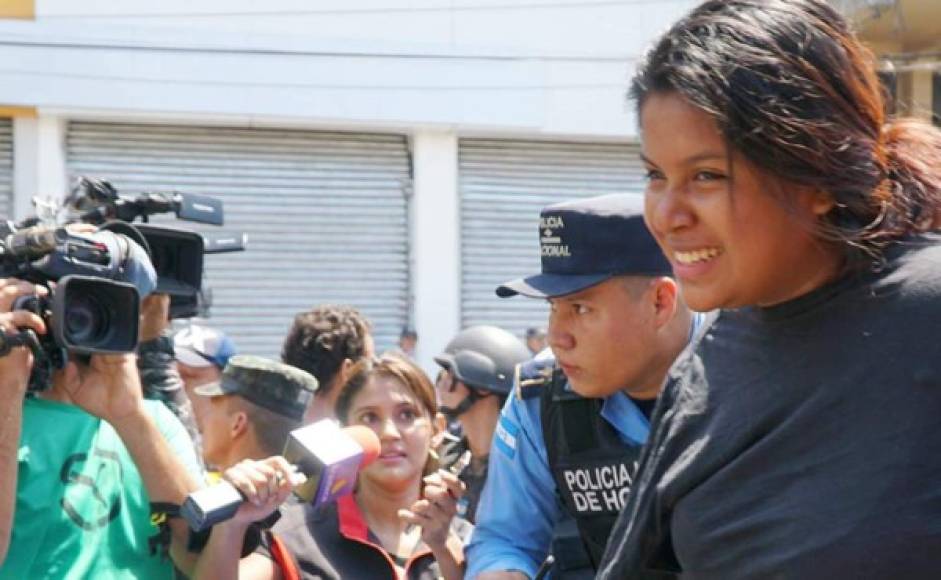 A la Penitenciaría Nacional Femenina de Adaptación Social (PNFAS) en Támara fue remitida Isis Rosaura Bu Jacinto, a quien el Juzgado de Letras de lo Penal de la Sección Judicial de San Pedro Sula dictó la medida cautelar de la detención judicial por suponerla responsable del delito de robo agravado en contra de una comercializadora. Isis Bu fue detenida ayer miércoles por Agentes de la Dirección Policial de Investigaciones (DPI) ante la mirada de centenares de personas que observaban cómo ella salía de la comercializadora, la cual fue saqueada por un grupo de personas. Los hechos ocurrieron el pasado martes en horas de la noche en la 7 calle, 9 avenida del barrio Medina cuando una turba de manifestantes ingresó al local, entre ellos Isis Bu, quien confesó que se quedó dormida y al querer salir no pudo porque los candados habían sido asegurados a raíz de los actos delincuenciales.