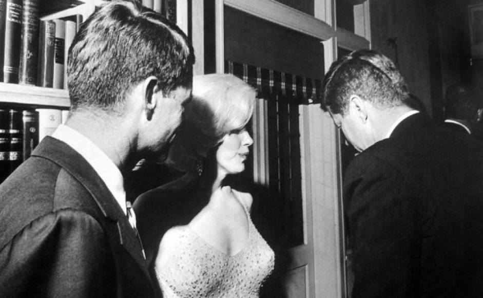 Una de los rumores más sonados en EUA es el de una aventura amorosa que Kennedy tuvo presuntamente con la estrella Marilyn Monroe, quien apareció muerta de manera misteriosa el 5 de agosto de 1962. Tenía 36 años.