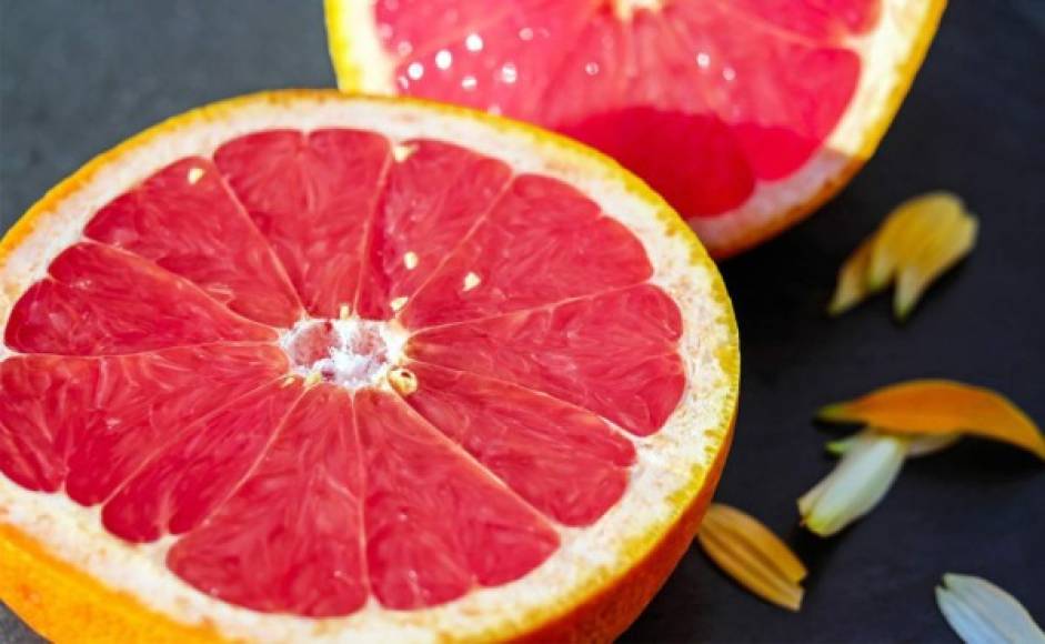 Los beneficios de una fruta como la toronja son increíbles. Es rica en vitamina C y contiene pocas calorías, por lo que se usa en dietas para bajar de peso. Pero hay otras bondades que proporciona este manjar y las vas a conocer ahora.