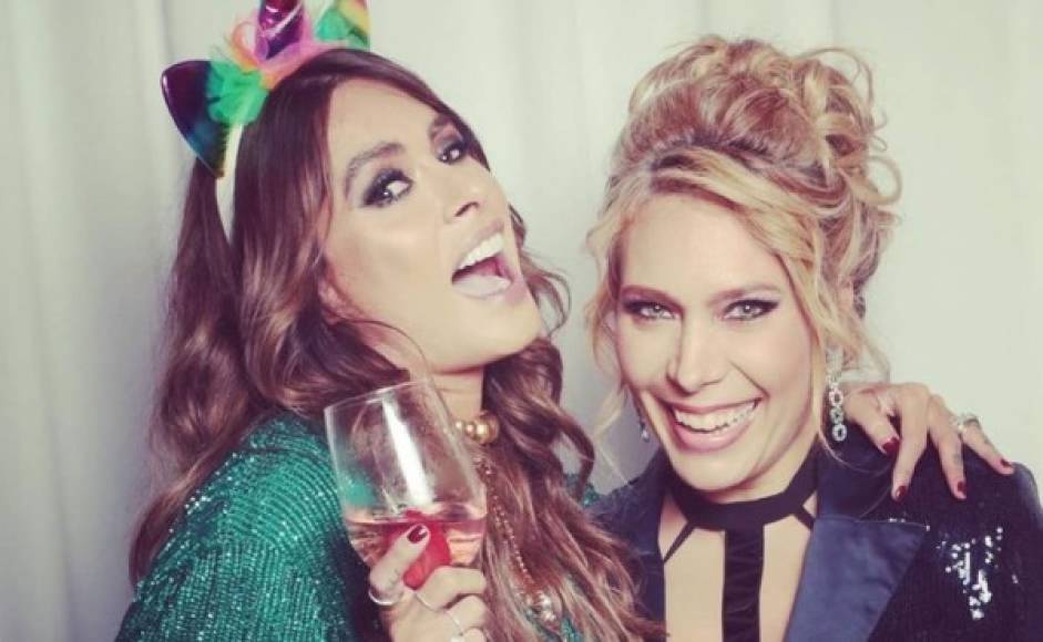 La presentadora mexicana festejó su cumpleaños junto a otras celebridades mexicanas.<br/><br/>Aunque su cumpleaños fue el 05 de junio la conductora de 'Hoy' aprovechó el fin de semana para realizar una espectacular fiesta, a la que asistieron celebridades como Verónica Castro, Chantal Andere o Inés Gómez Mont, entre otros.