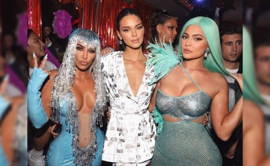 Las famosas hermanas Kim Kardashian, Kendall y Kylie Jenner se fueron de parranda tras asistir al importante evento de moda celebrado este 06 de mayo en el Museo Metropolitano de Nueva York (MET). Kylie, Kim y Kendall lucieron nuevos outfits para celebrar.