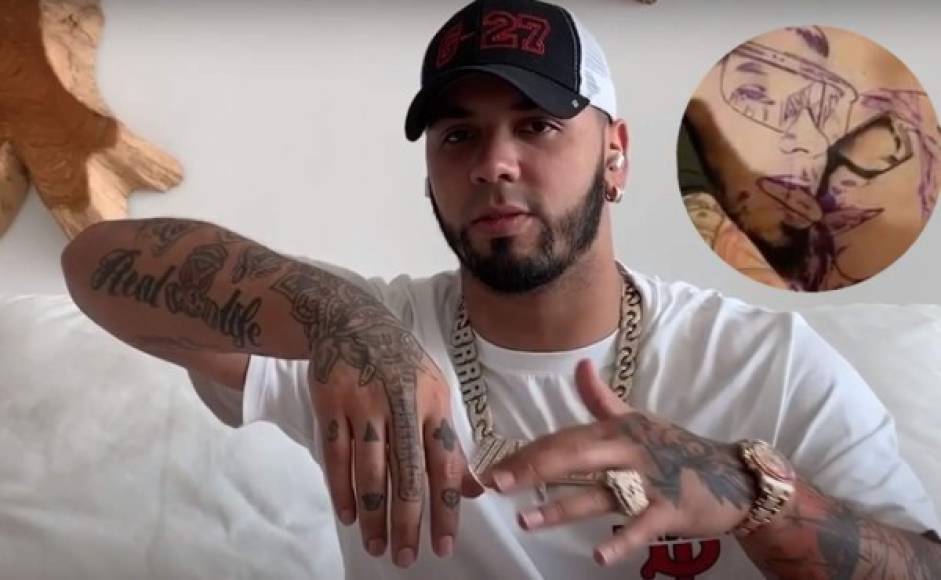 En entrevista con GQ Anuel contó el significado de los 27 tatuajes que se ha hecho hasta la fecha, entre estos el controvertido retrato con su novia Karol G.