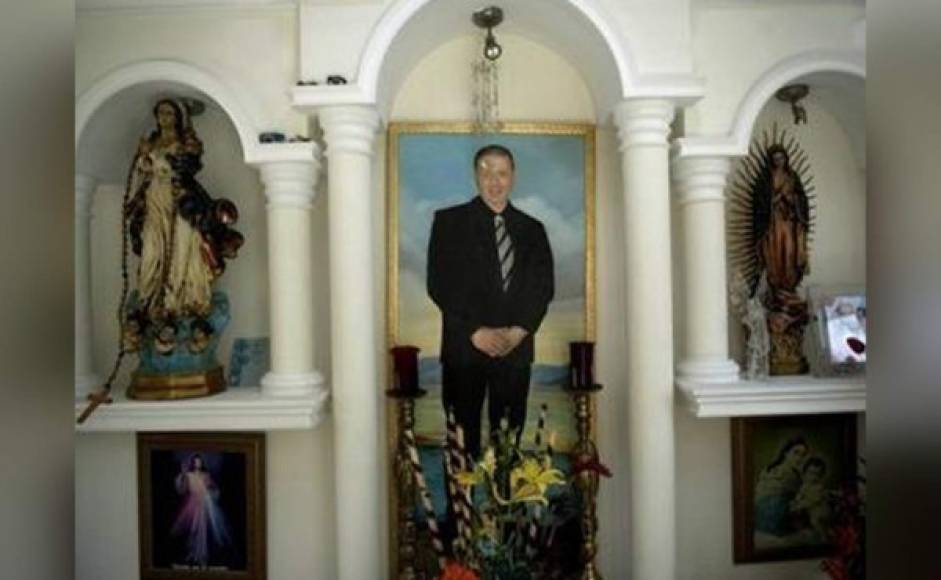 Los familiares colocan imágenes de santos junto a los retratos de sus seres queridos en los gigantescos mausoleos.