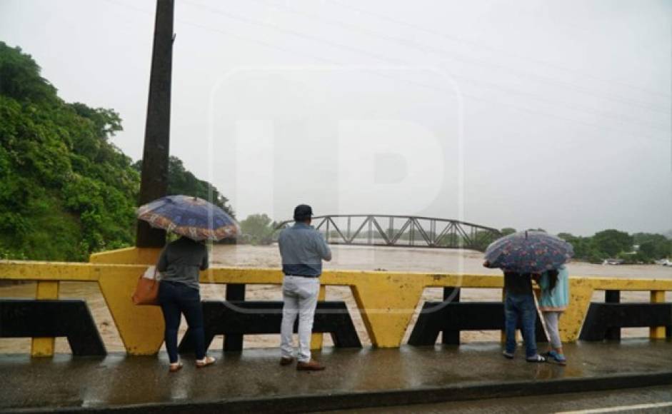 Iota ya salió de Honduras, pero ha dejado a su paso fuertes lluvias, lo que ha provocado un incremento en el caudal de los ríos. Foto José Cantarero