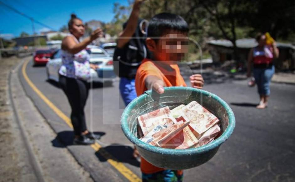 Hasta niños acompañaron a sus padres para pedir a los conductores un poco de dinero.