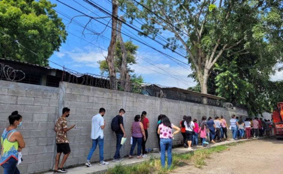 La población madrugó para hacer filas en los centros de vacunación y así lograr su dosis.