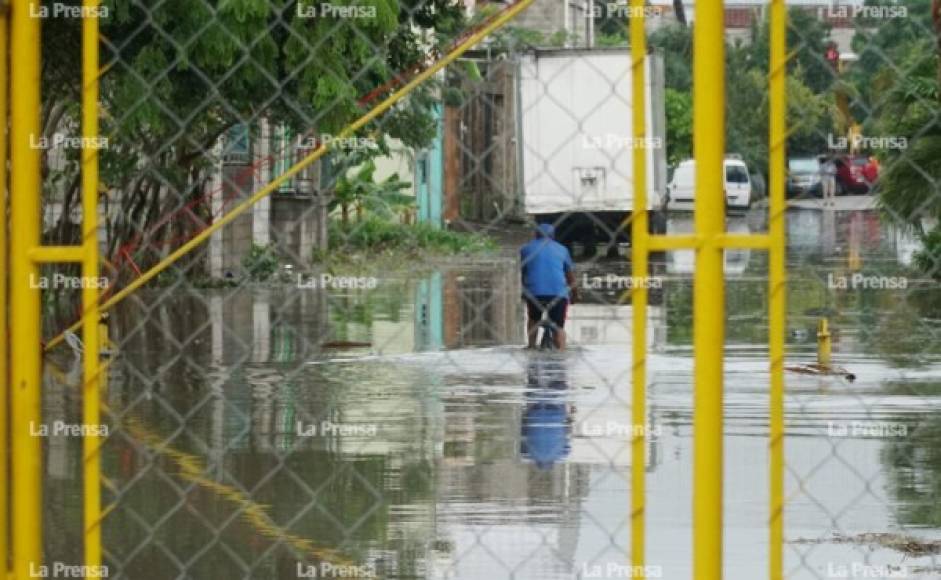 Vecinos de este sector aseguraron que esta ha sido la sétima vez en que se ven afectados de esta manera desde que está en construcción el colector de aguas lluvia de la 33 calle.