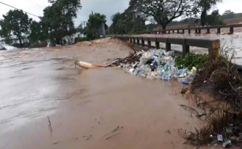 El río Tocoa se desbordó y provocó las primeras inundaciones.