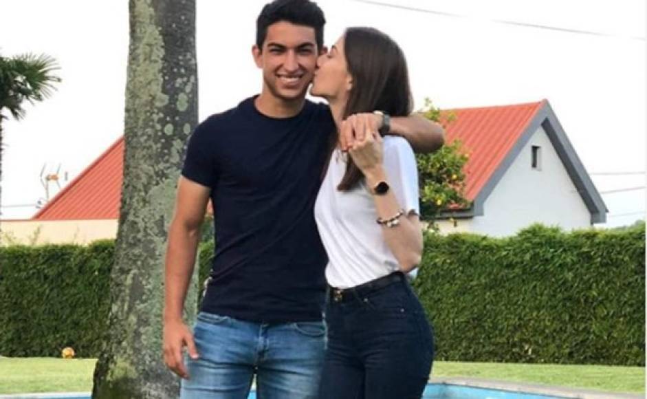 Recientemente publicó la fotografía junto a su novia en Portugal.