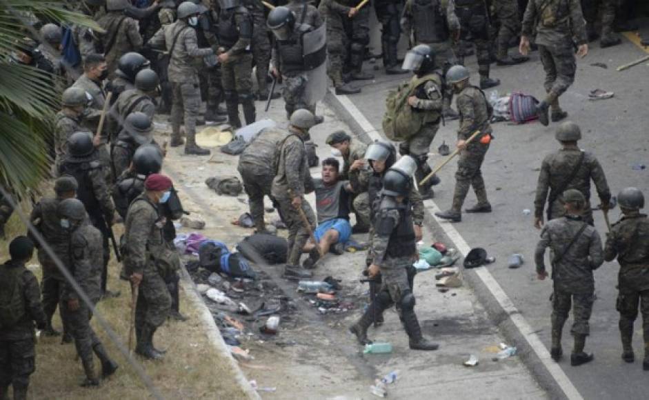 Luego del enfrentamiento, la caravana fue obligatoriamente retrocedida unos 200 metros. Foto AFP