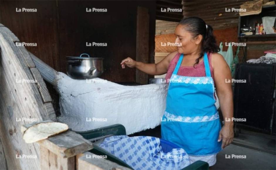La madre de Gerson le prepara 300 tortillas diarias para vender.