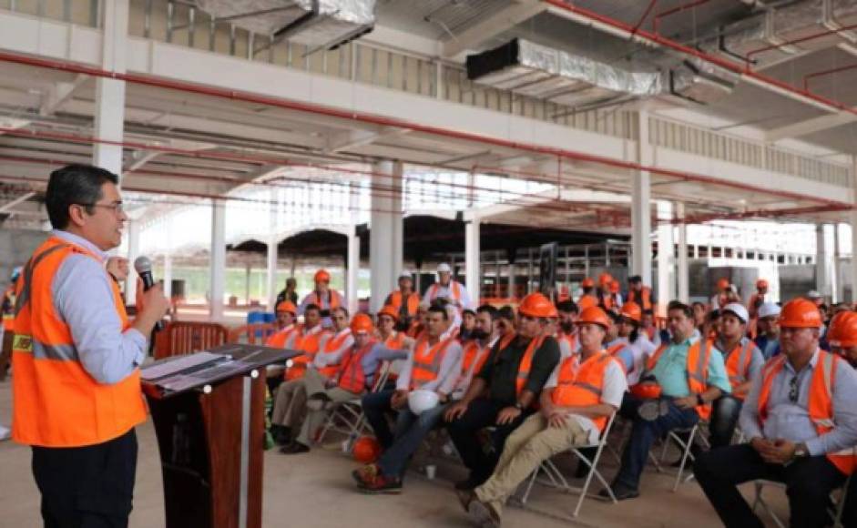 En un acto celebrado en las instalaciones del aeropuerto, ubicado en Comayagua, Hernández hizo una exposición ante decenas de empresarios sobre las ventajas que ofrecerá la terminal que se construye en la actualidad en la base de Palmerola y que representa un importante bastión en el esquema de desarrollo económico.