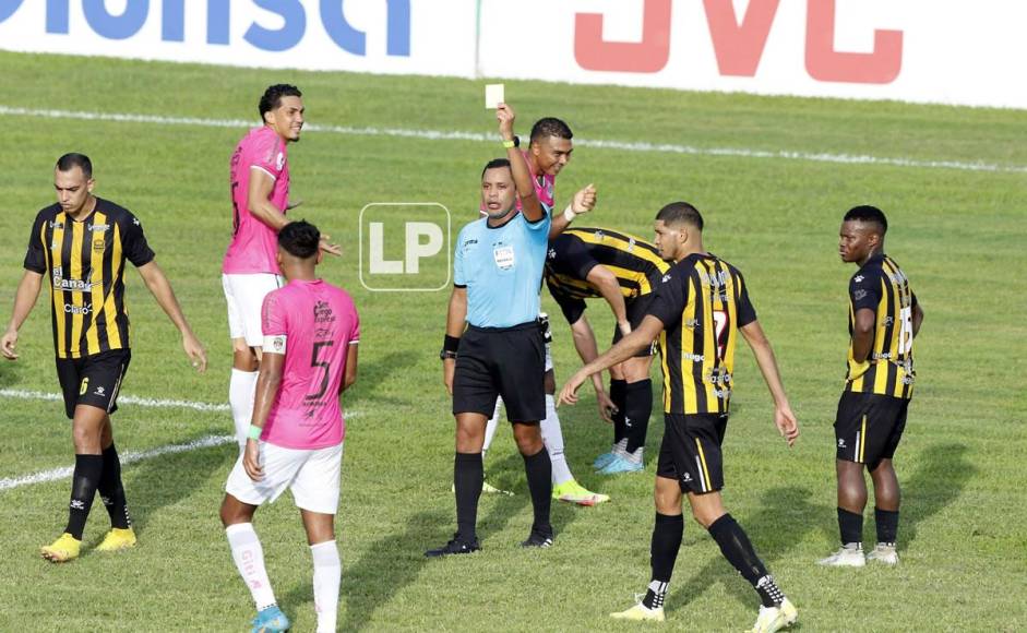 El árbitro Selvin Brown le muestra tarjeta amarilla al jugador verdolaga Luis Vega.
