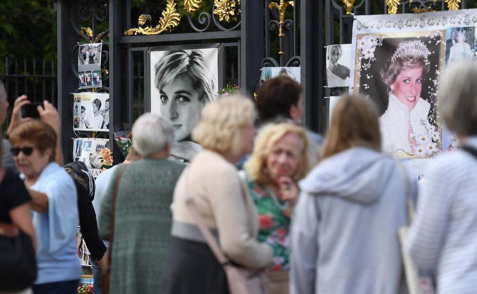 Estos modestos recuerdos contrastan con el mar de flores, tarjetas y osos de peluche que se formó ante el palacio a partir de aquél fatídico 31 de agosto de 1997, cuando los británicos despertaban con la noticia de la muerte de Lady Di en un accidente, en el que perdieron la vida su amigo Dodi Al Fayed y el conductor Henry Paul.