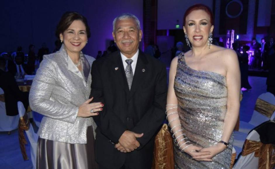 Sandra y Carlos Flores con Adriana de la Fuente.