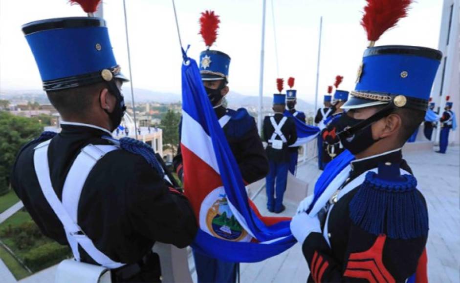 Las franjas azules representan el cielo hondureño, los océanos Atlántico y Pacifico que bañan las costas del territorio nacional.